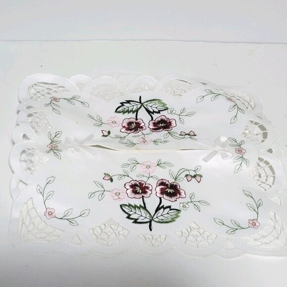 Vintage Kleenex Box Cover Fabric Embroidered Flowers Bows Fits 12" x 6" Box - Picture 1 of 3